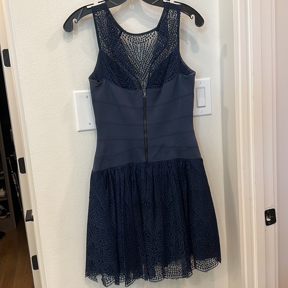 Women’s BCBG dress • size: 2 • so flattering! - Picture 4 of 6